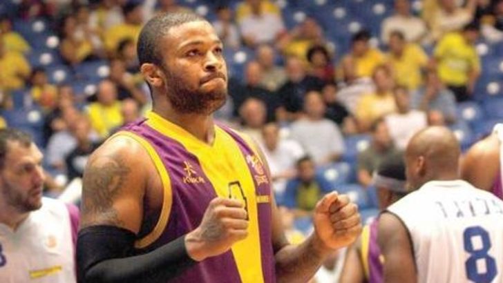 חוזר לקנדה. טאקר