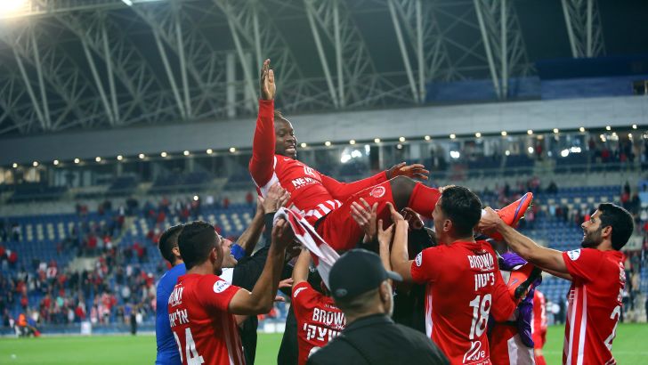 טוטו תמוז מונף על ידי השחקנים