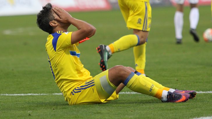 יצחקי תופס את הראש. גם אנחנו לא נהנים ממה שאנחנו רואים