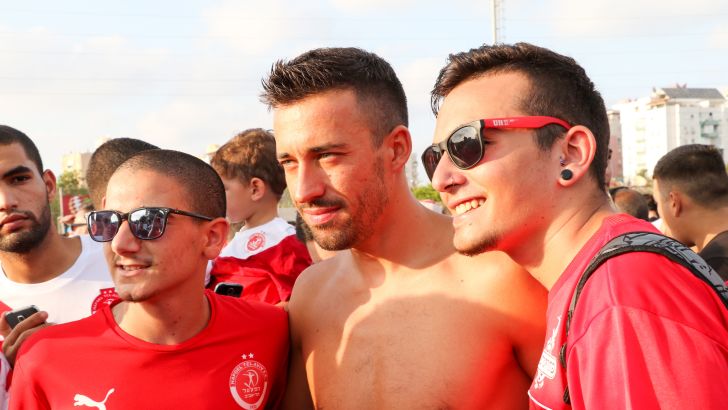 לא ילבש אדום ככל הנראה