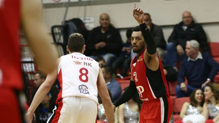 ליונס. נגזלה ממנו שלשה