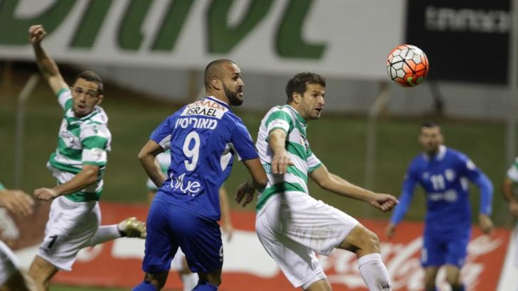 מאוריסיו בשבת החולפת במדי קש מול כפס