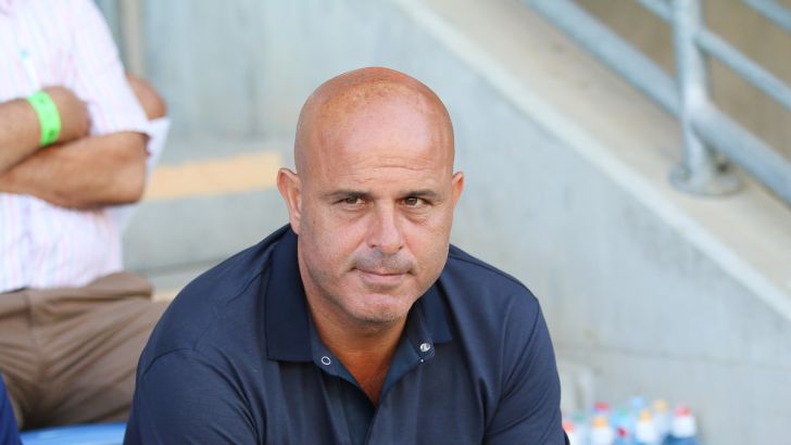 מחכים לו בשכונה