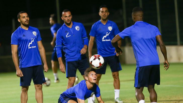 סגורים במלון