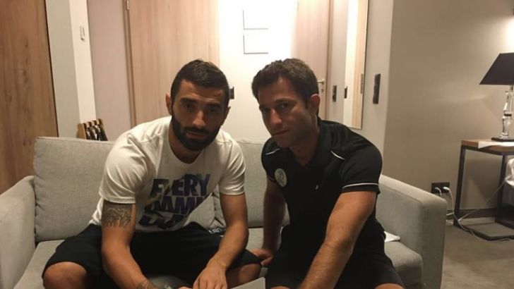 סטויאנוביץ' במעמד החתימה. החזיק בקושי ארבעה חודשים