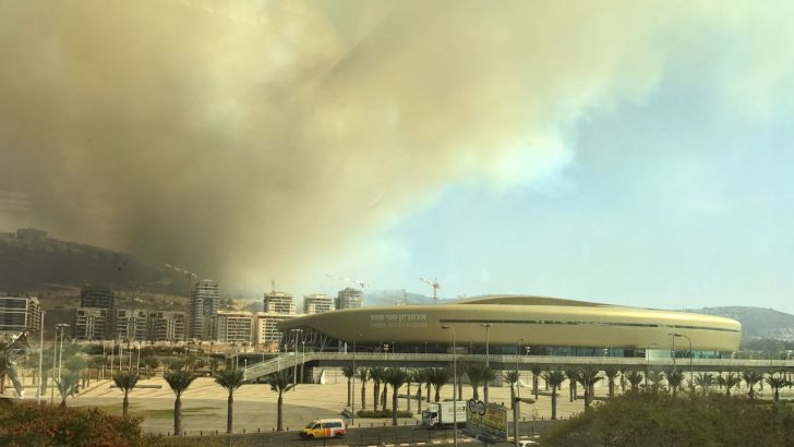 עשן בסביבת סמי עופר