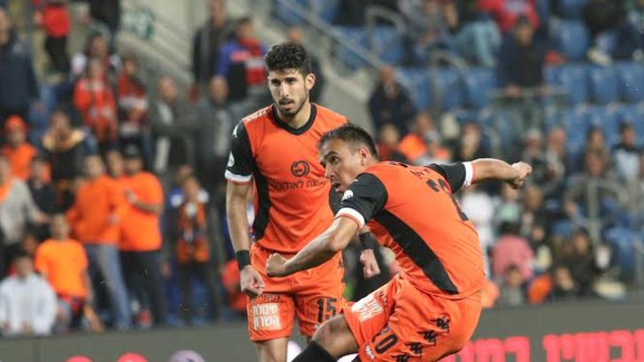 פדרו גלבאן עם כדור חופשי