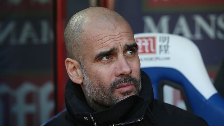 פפ גווארדיולה. שמייכל תוקף אותו