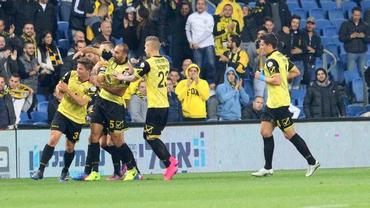 שחקני ביתר ירושלים חוגגים. הפועל תיזהרי