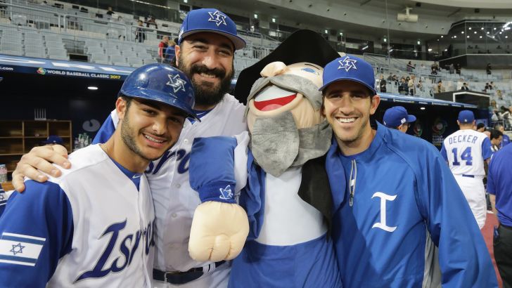 שחקני הבייסבול חוגגים. קיבלו הזדמנות לבמה מרכזית