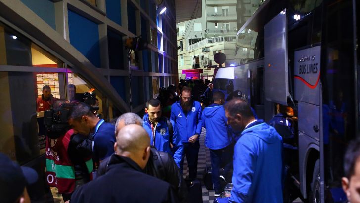 שחקני הנבחרת בדרך לאצטדיון