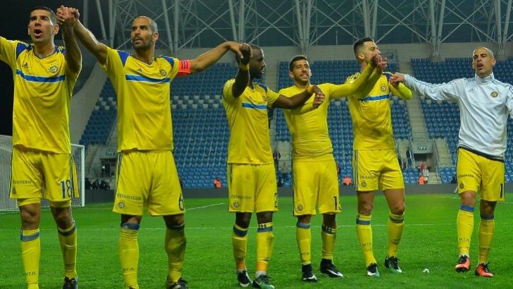 שחקני מכבי חוגגים