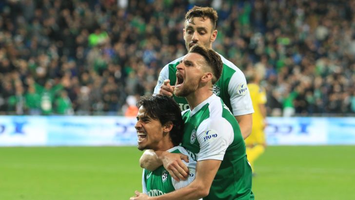 שחקני מכבי חיפה חוגגים