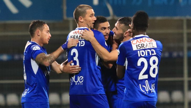 שחקני קש חוגגים ניצחון