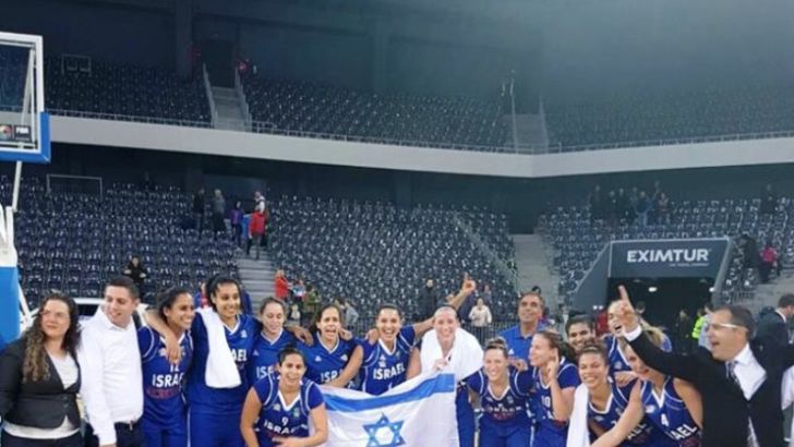 שחקניות הנבחרת חוגגות