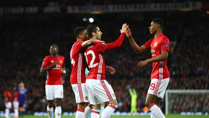 הנריק מחיטריאן חוגג עם שחקני מנצ'סטר יונייטד