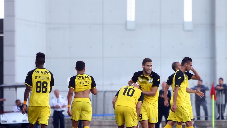 שחקני מכבי נתניה חוגגים