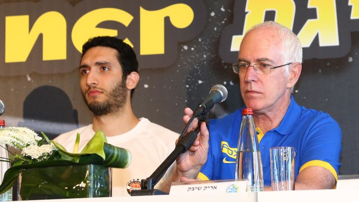 שיבק מוצג במכבי תל אביב