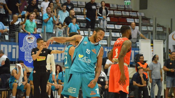 פריאיי הנרי חוגג