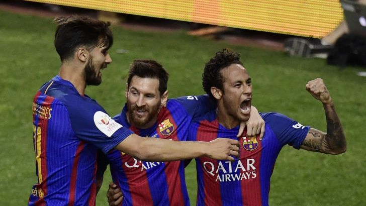 ליאו מסי חוגג עם ניימאר ואנדרה גומש