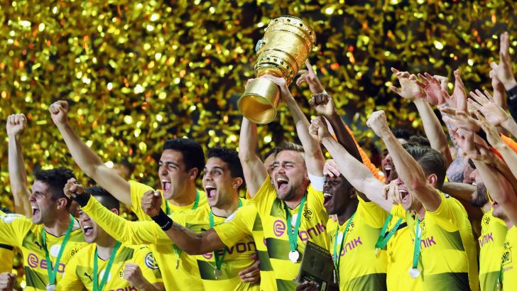 מרסל שמלצר מניף את הגביע