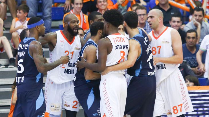 שחקני מכבי ראשון לציון מול שחקני הפועל אילת