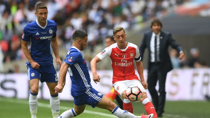 אדן הזאר מול מסוט אוזיל