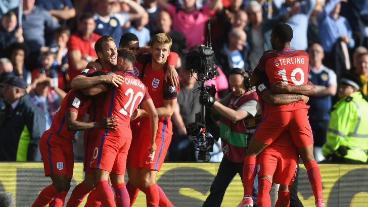 נבחרת אנגליה חוגגת את השער של הארי קיין