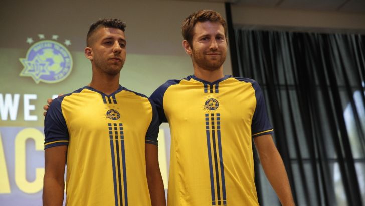 שרן ייני ודור מיכה מציגים את התלבושת