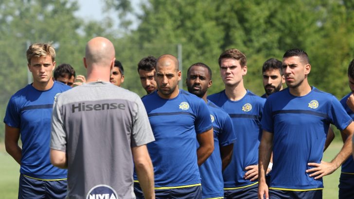 קרויף עם השחקנים באימון