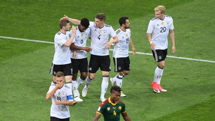 נבחרת גרמניה חוגגת מול קמרון