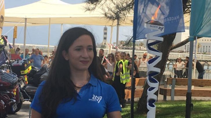 נטע ריבקין עם לפיד המכביה