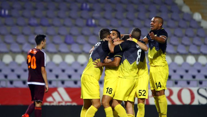 חן עזרא חוגג עם שחקני בית"ר ירושלים