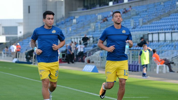 שחקני מכבי תל אביב דור מיכה וכריסטיאן באטוקיו מתחממים