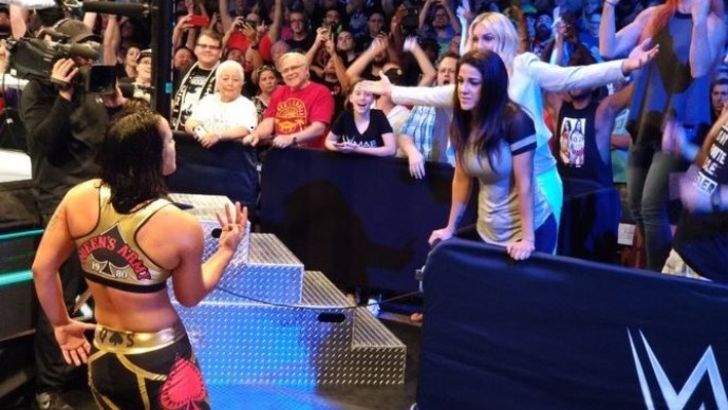 שאיינה בסזלר מול מתאבקות WWE