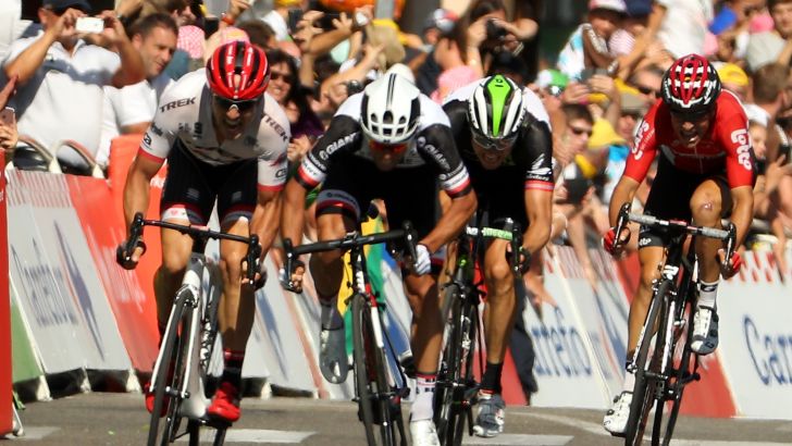 מייקל מת'יוס מנצח את המיאוץ בקטע ה-16