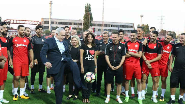 בנימין נתניהו באימון הפועל ב"ש בהונגריה