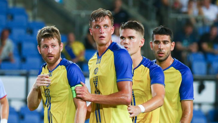 ארון שוינפלד עם חבריו במדי מכבי תל אביב