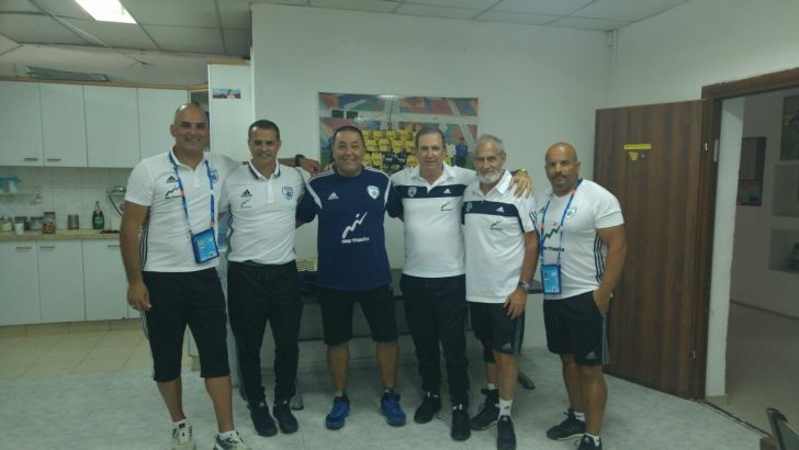 אלון חרזי. שני משמאל