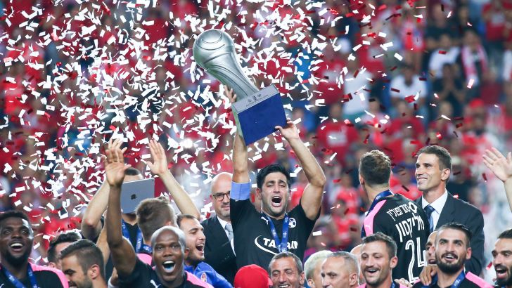 אליניב ברדה ושחקני הפועל ב"ש חוגגים