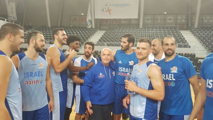 שחקני נבחרת ישראל עם ארז אדלשטיין