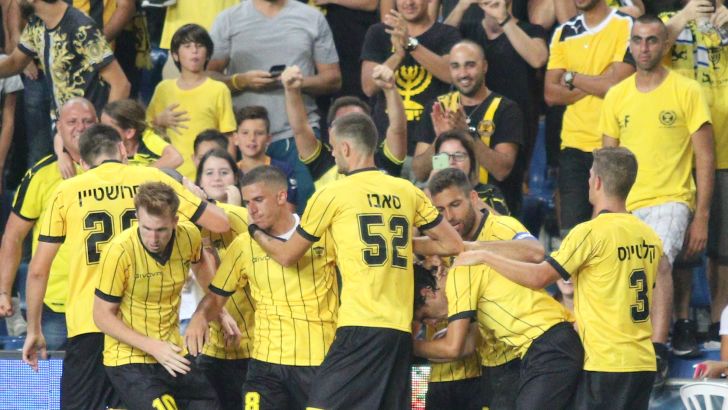 שחקני בית"ר ירושלים חוגגים