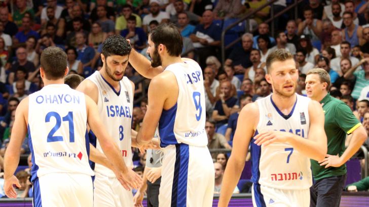 שחקני נבחרת ישראל שמחים