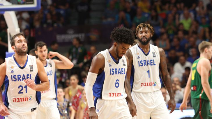 שחקני נבחרת ישראל עצובים