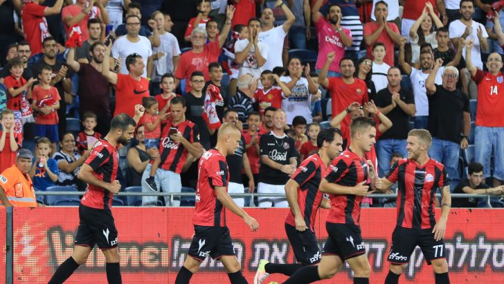 שחקני הפועל חיפה חוגגים