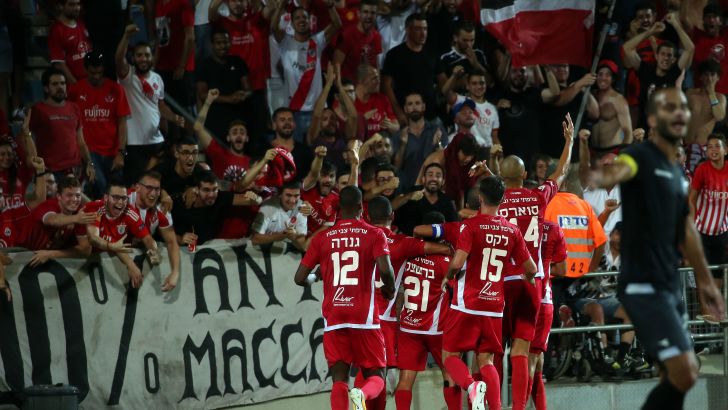 שחקני הפועל ת"א חוגגים