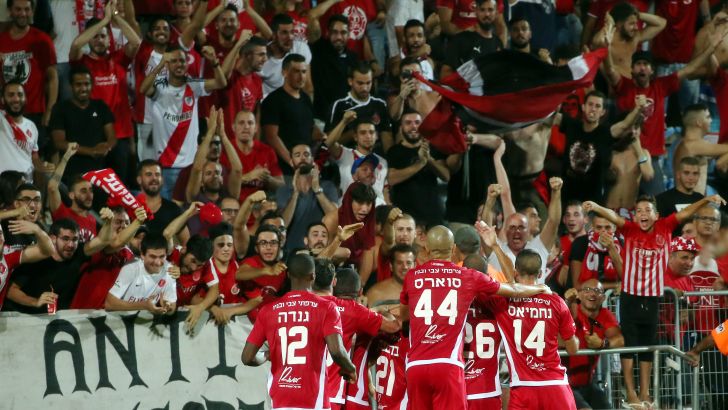 שחקני הפועל ת"א חוגגים