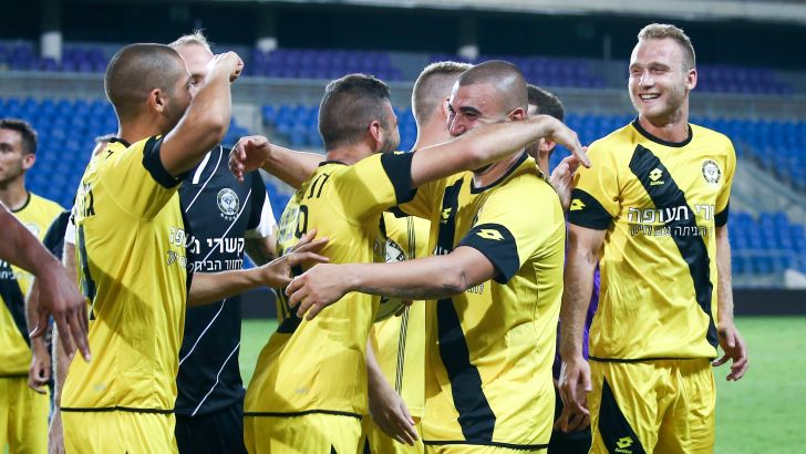שחקני מכבי נתניה חוגגים