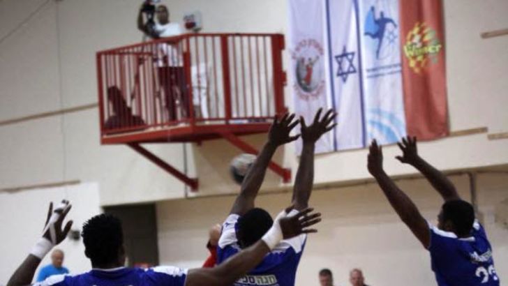 הפועל אשדוד נגד מ.כ. חולון. משה דהן