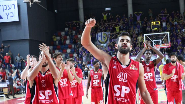 שחקני הפועל ת"א חוגגים